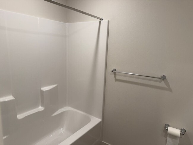 Building Photo - Beautiful 3 Bedroom 2 Bathroom Home Available Now