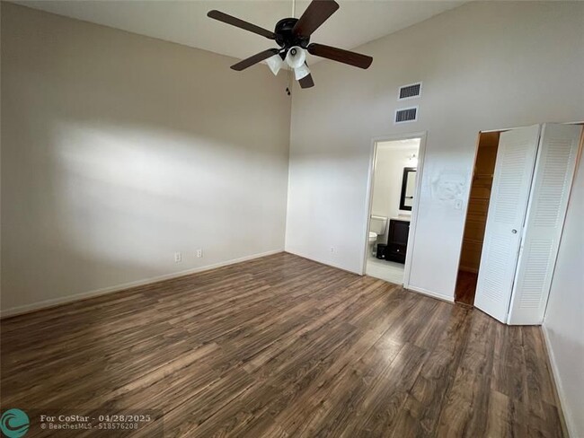 Building Photo - 9898 Nob Hill Ct