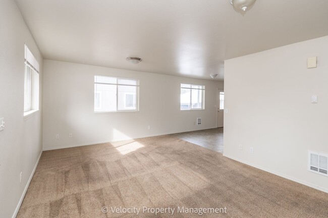 Building Photo - Bright and spacious 2 bedroom home!