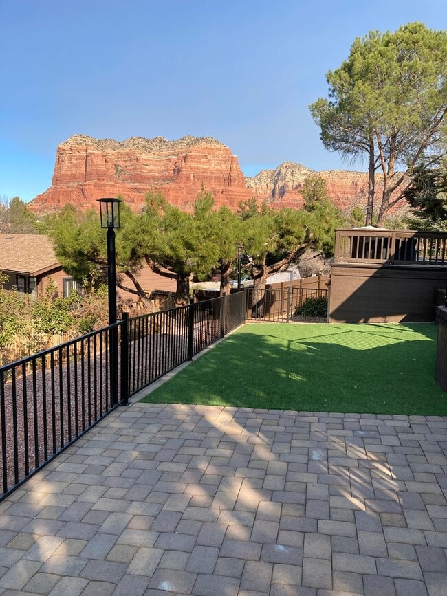 Building Photo - Gorgeous, modern, remodeled, furnished ren...