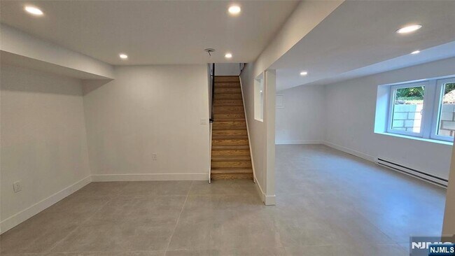 Building Photo - 40 Beechwood Rd