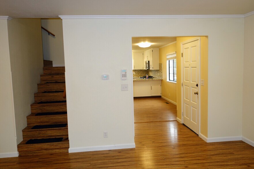 Building Photo - 983 Hacienda Circle