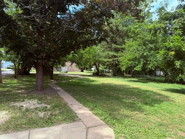 Building Photo - 1315 N Bourland Ave