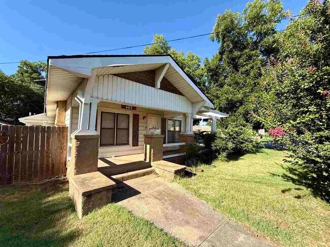 Primary Photo - 402 W Omega St