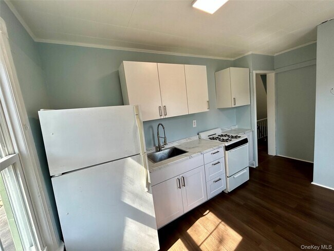 Building Photo - 206-208-208 W Main St