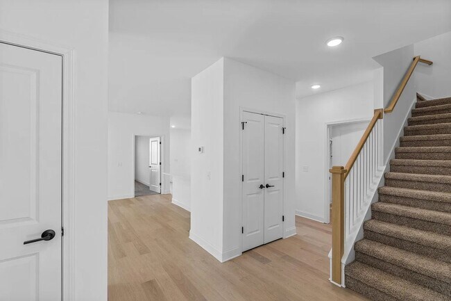 Building Photo - Stunning 3-Bed, 3-Bath Home in James Creek — ONE MONTH FREE RENT!