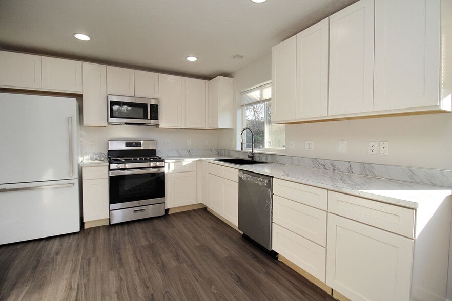 Building Photo - 1630 SE 4th St