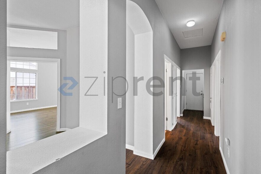 Building Photo - Unit