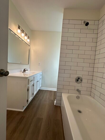 Building Photo - 241 Buck Square St