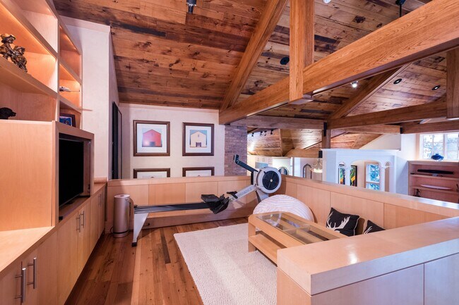 Building Photo - 437 W Smuggler St