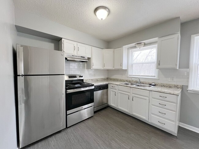 Building Photo - AVAILABLE SOON: Charming 3-Bedroom Home in Grandview!