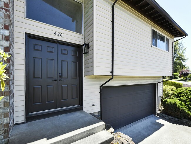 Building Photo - Spacious 3 Bedroom 2.25 Bath Home Renton Talbot Hill Area Available Now!