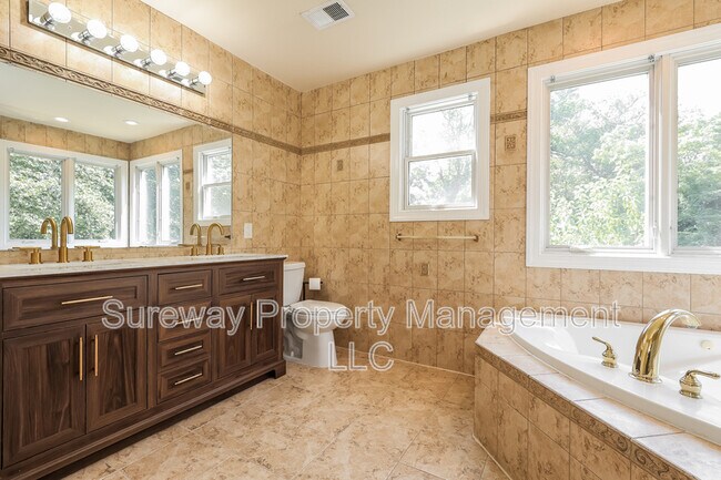 Building Photo - 2 Lucha Ct