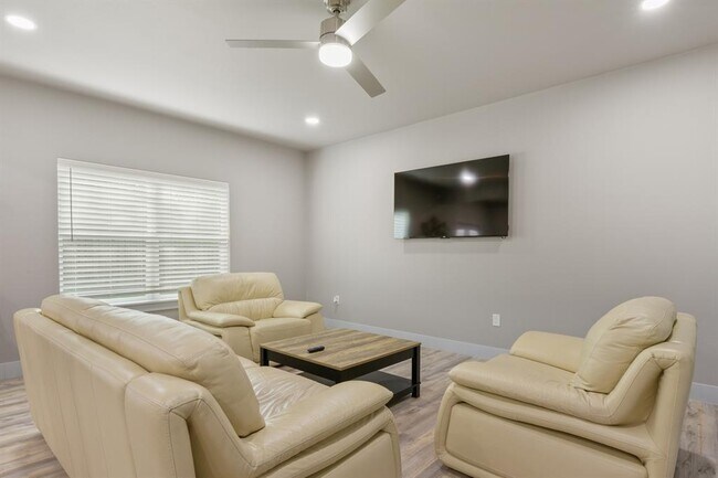 Building Photo - 24700 Whitney Dr