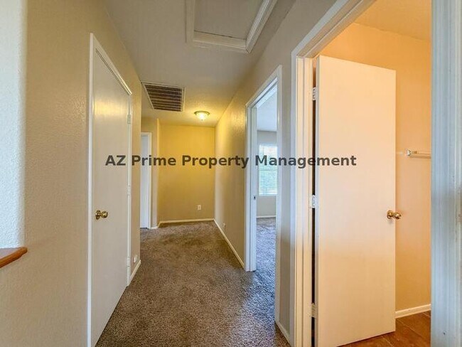 Building Photo - 583 W Racine Loop