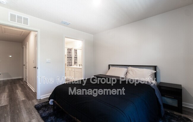 Building Photo - 425 Running Wds St