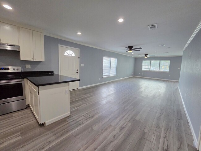 Building Photo - Beautifully Remodeled 3BD/2BTH Home on a Large Lot!