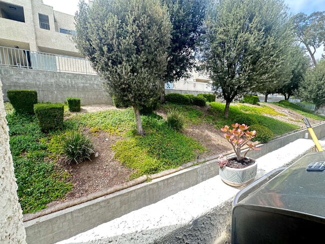 Building Photo - Bright and functional 2-bedroom, 2-bath Condo