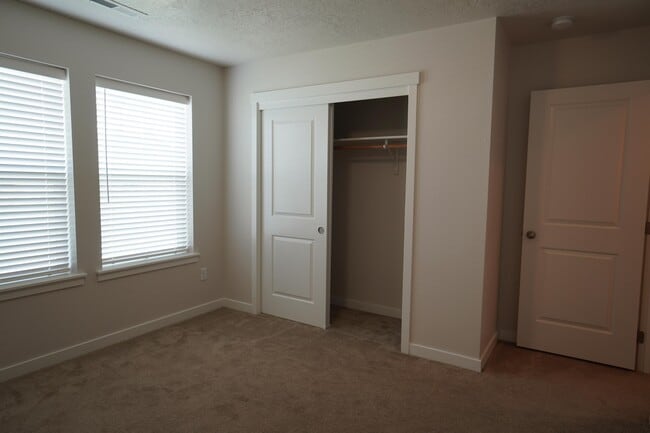 Building Photo - 1701 W Crystal Falls Ave