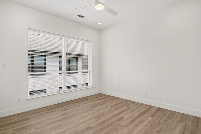 Building Photo - 2217 N Fitzhugh Ave