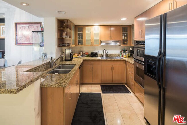 Building Photo - 13700 Marina Pointe Dr