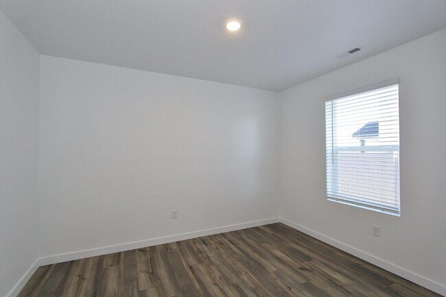 Building Photo - Immaculate Single-Level Home