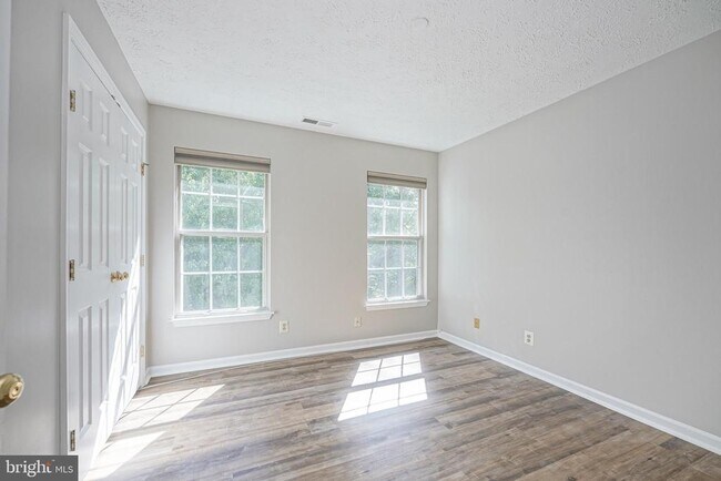 Building Photo - 95 Eldon Way