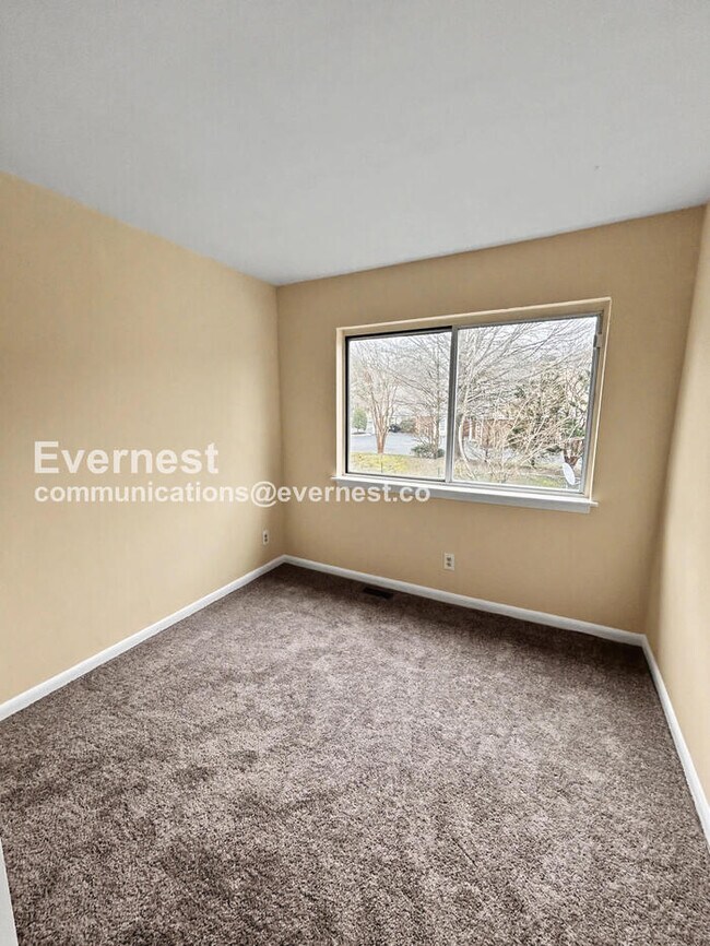 Building Photo - 3 Bed, 1.5 Bath Townhome with Off-Street Parking / Pet-Friendly / Available Now!