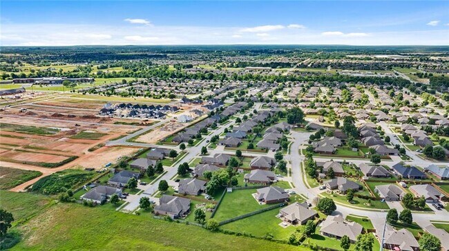 Building Photo - 2506 SW Glenn Ridge Rd