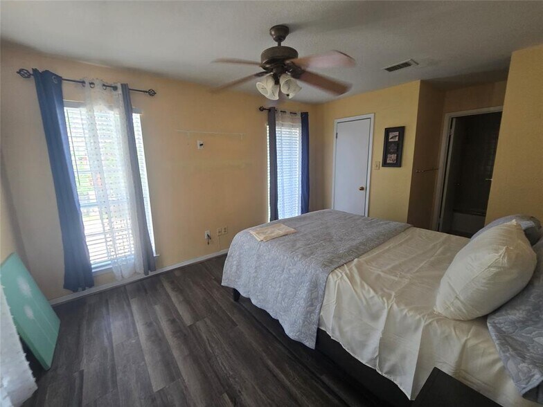 Building Photo - 2626 Holly Hall St