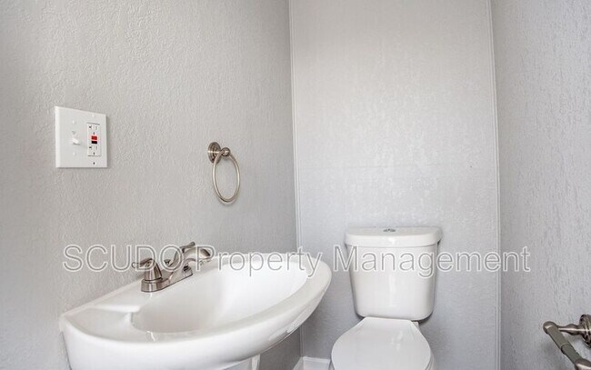 Building Photo - 7906 N Pennsylvania Ave