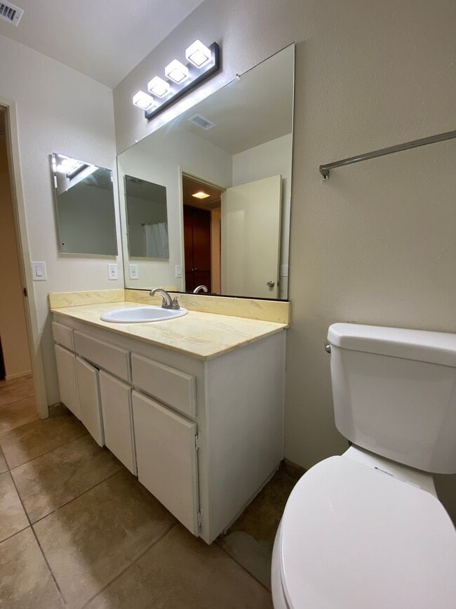 Building Photo - Decker Townhome