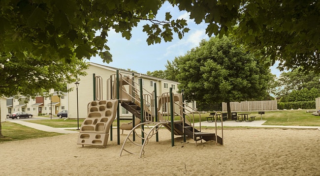 Building Photo - Lakeside Gardens and Townhomes