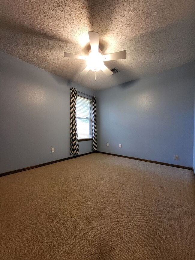 Building Photo - (3) Bed/(2) Bath in Eagle Cliff Addition A...