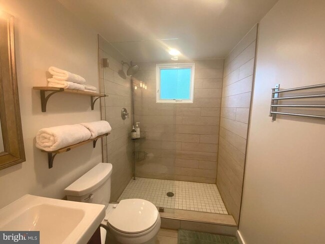 Building Photo - 3550 Bay View Dr