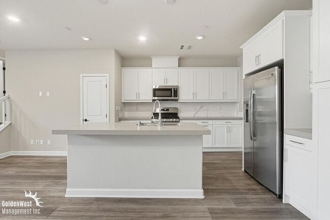 Building Photo - Bright & Modern 3Bdm 2Ba Townhome in Vista!