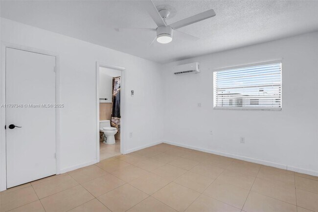 Building Photo - 4590 SW 67th Ave