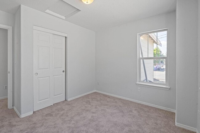 Building Photo - Lovely 3-bdrm/2-bath thin house in Portsmouth. Fenced backyard w/ deck, 1-car garage