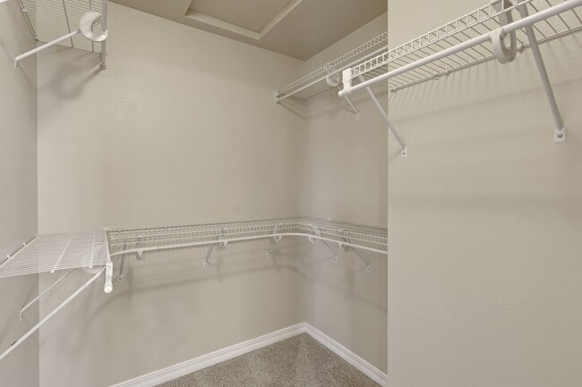 Building Photo - 3 Bedroom townhome NO deposit