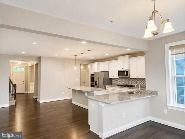 Building Photo - 3348 Burton Dr