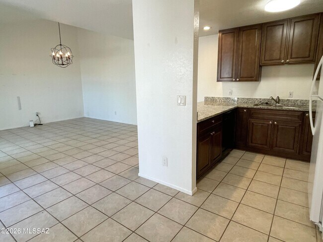 Building Photo - 822 S Langley Ave