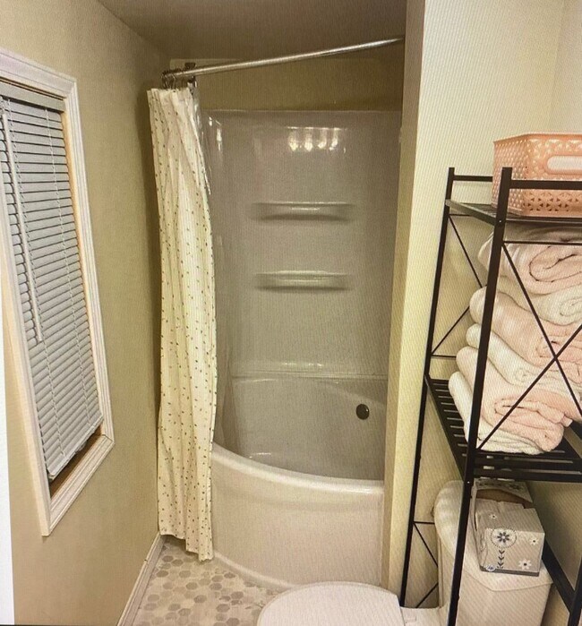 Building Photo - AVAILABLE August - 1 Bed 1 Bath single family home!