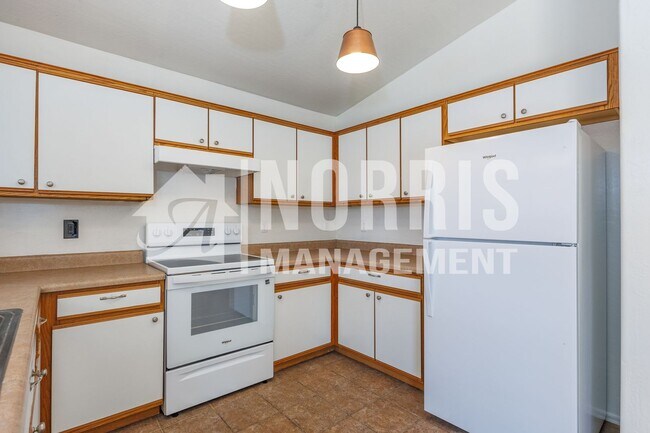 Building Photo - Great Home Located in Town with a Pool