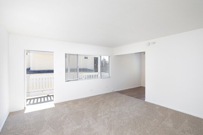 Building Photo - La Jolla / Village Area - Upstairs One Bedroom in the Village!