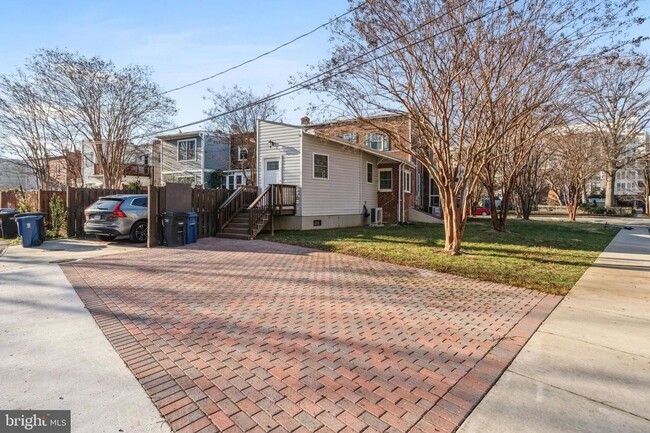 Building Photo - Gorgeous, Sun-lit,Townhouse in Alexandria