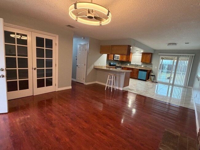 Building Photo - Nice home for rent in Hanford