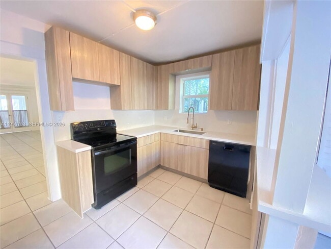 Building Photo - 4600 NE 1st Ave