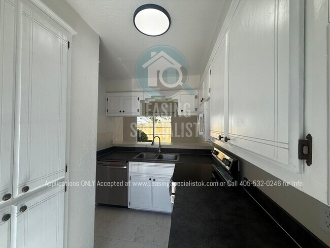 Building Photo - West Norman 2 Bed 1.5 Bath Townhouse Available for Your Immediate Move!