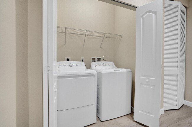 Building Photo - Gorgeous Townhome in Parkland