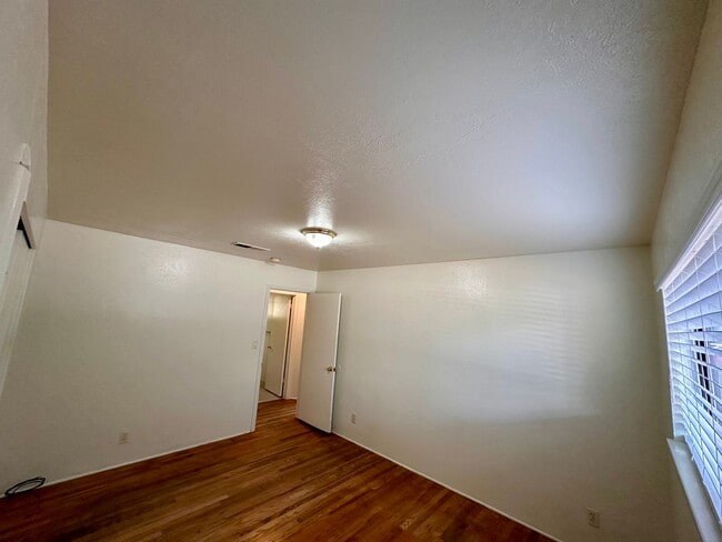 Building Photo - 3 BEDROOM 2 BATH HOME IN SOUTH REDDING